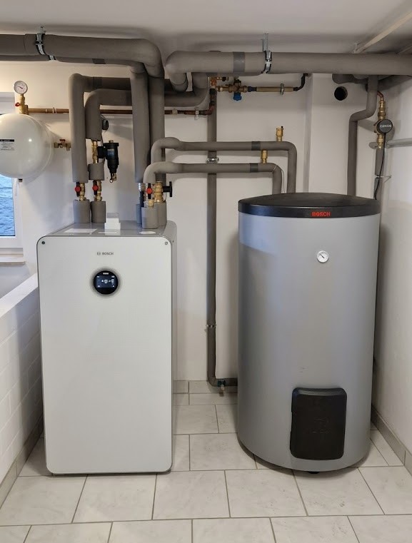 Bosch Wärmepumpe und Warmwasserspeicher – Referenzprojekt im Heizungsraum